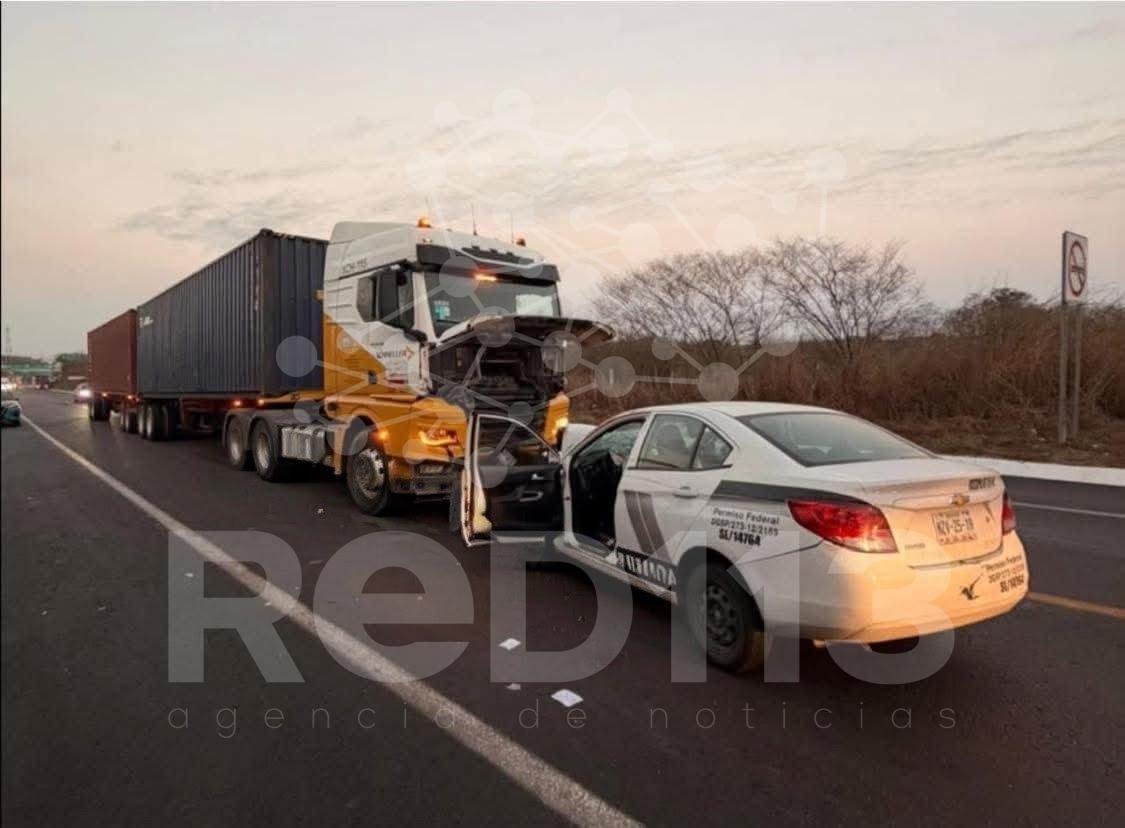 Un fallecido tras choque de frente entre un trailer y automovil, en la autopista Siglo XXI