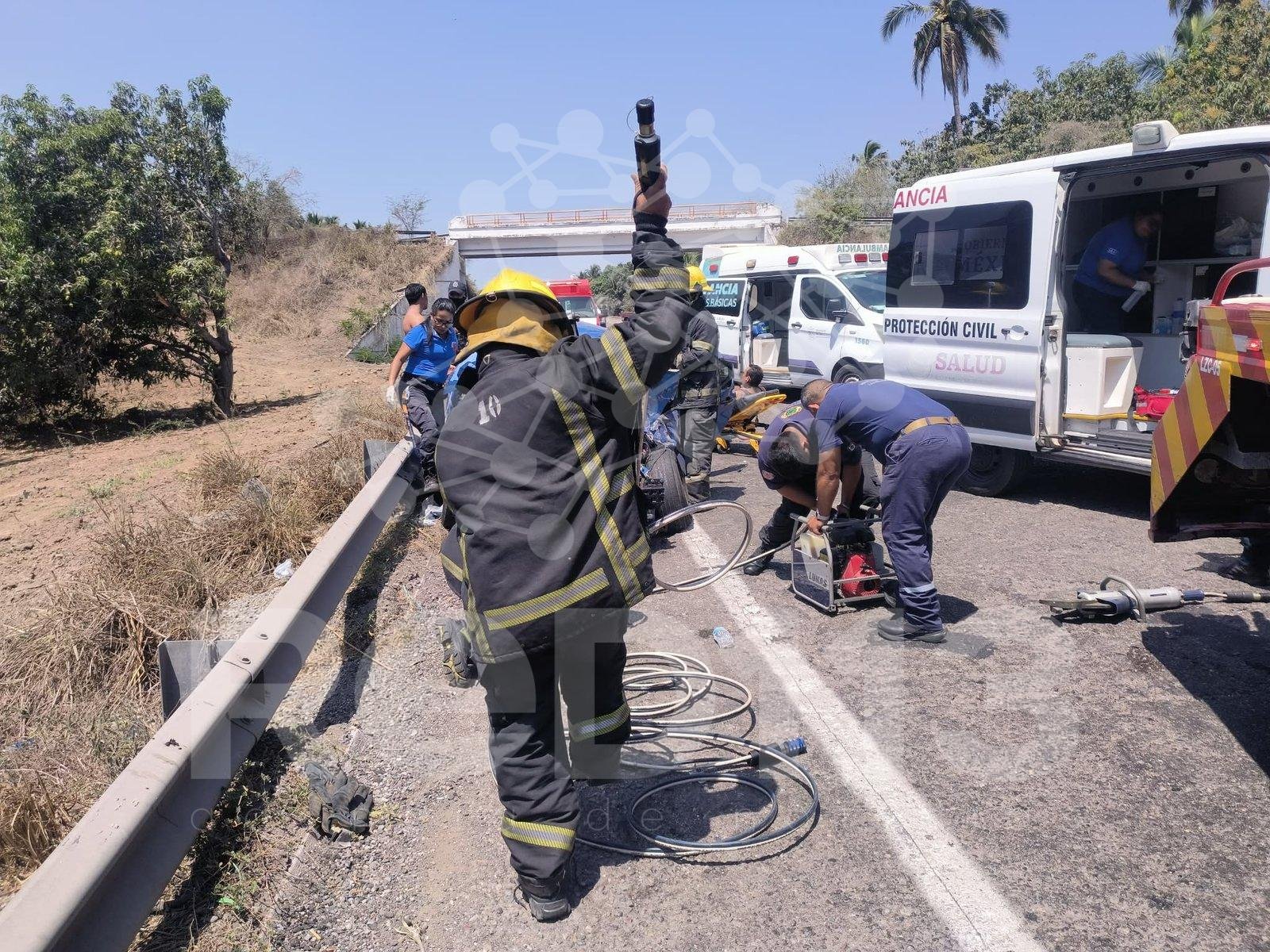 Tres lesionados tras aparatoso choque de frente en la autopista Siglo XXI