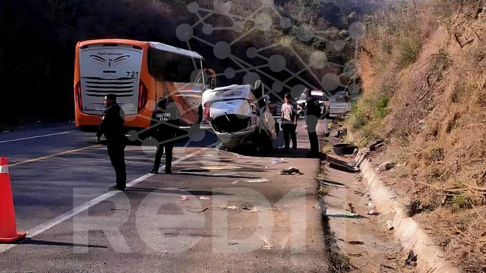 Volcadura deja una persona lesionada, en la Autopista Siglo XXI