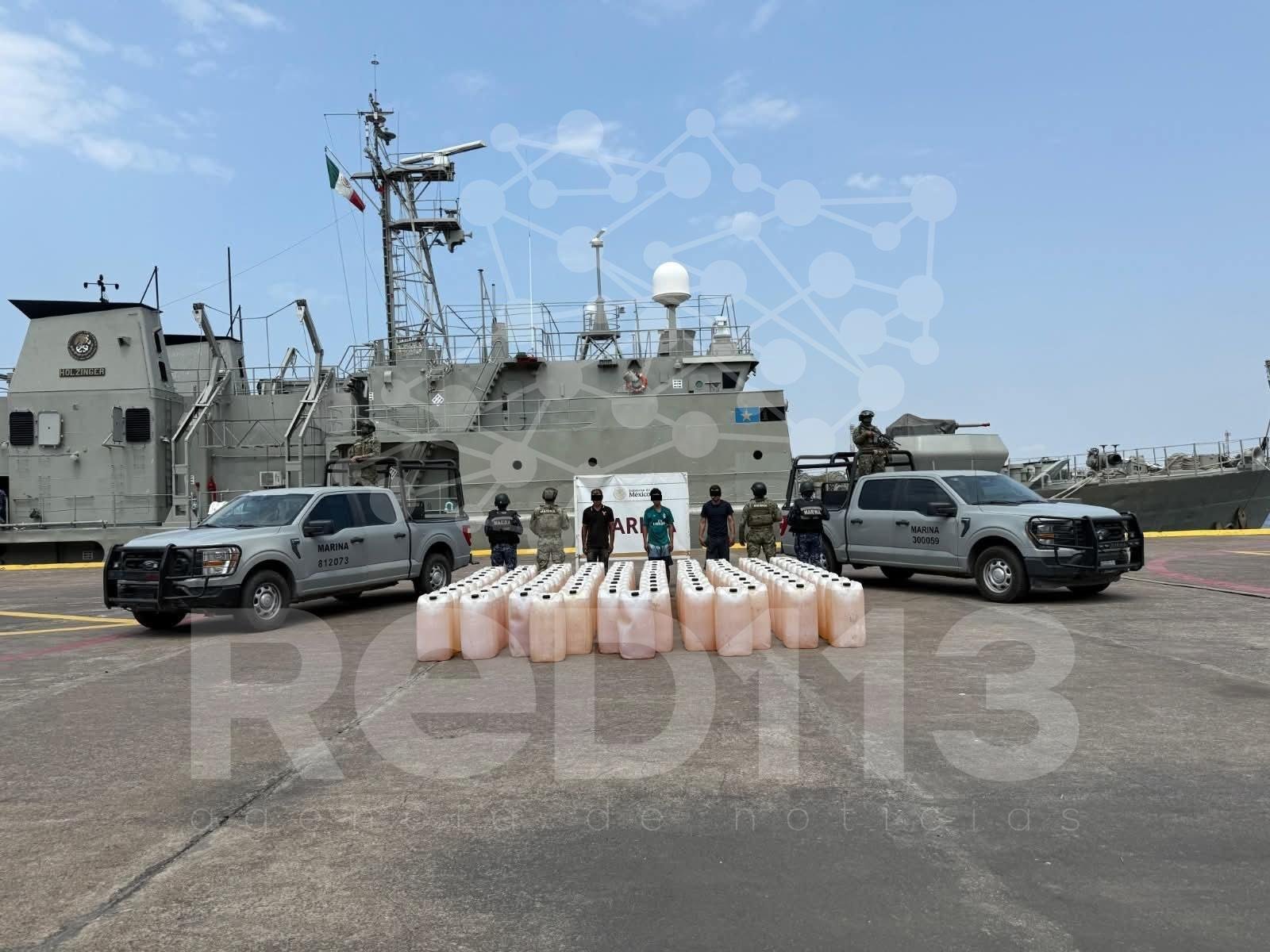 Marina asegura una embarcación con 6 mil litros de presunto huachicol, en las costas de Michoacán