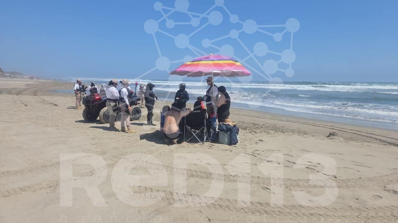 Salvavidas rescatan a familia guanajuatense arrastrada por el mar, en Playa Azul