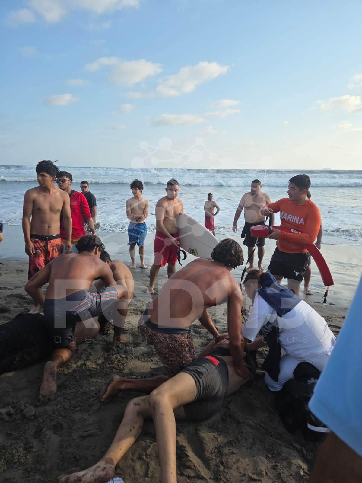 Salvavidas salvan a dos turistas patzcuarenses de morir ahogados en Playa Eréndira