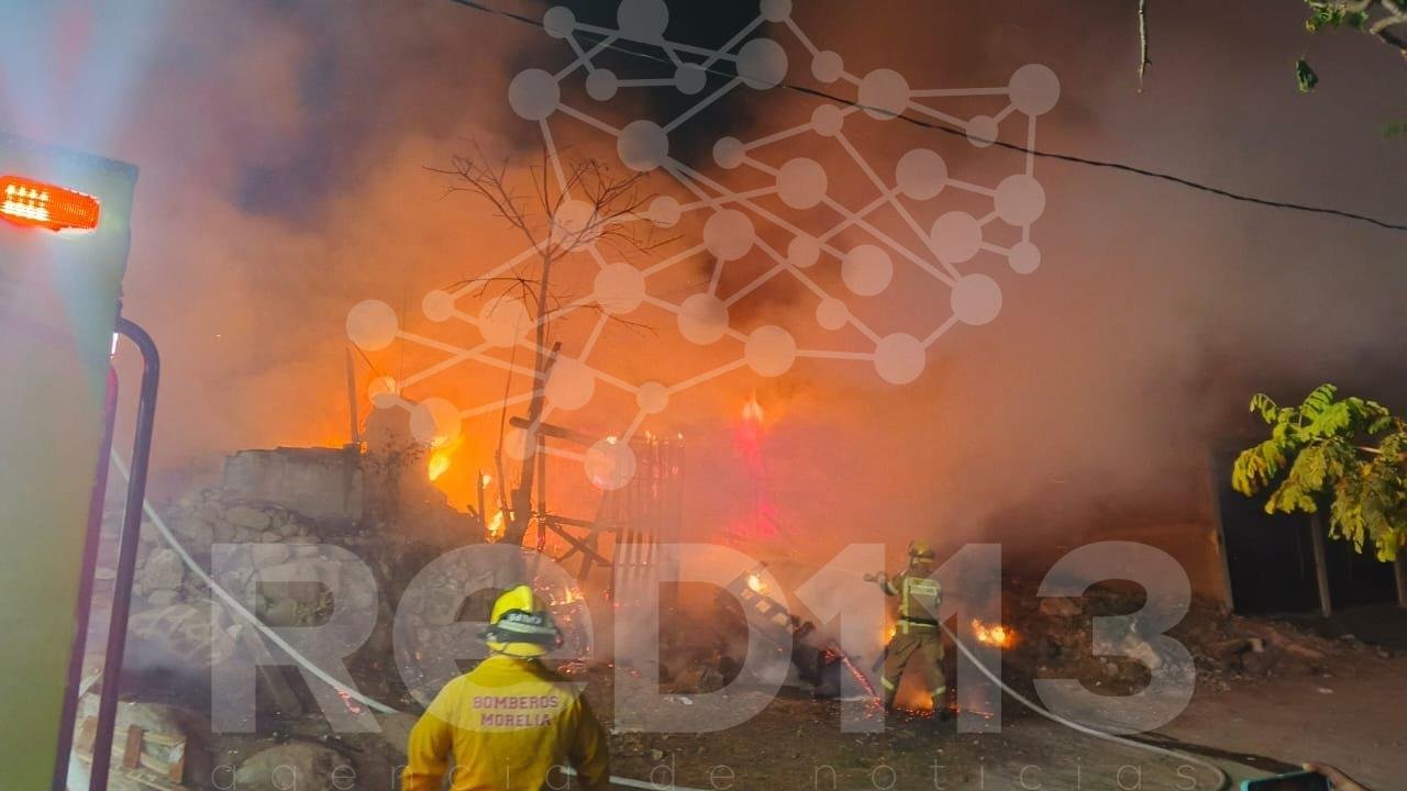Arden dos casas de madera en Cumbres del Quinceo, Morelia