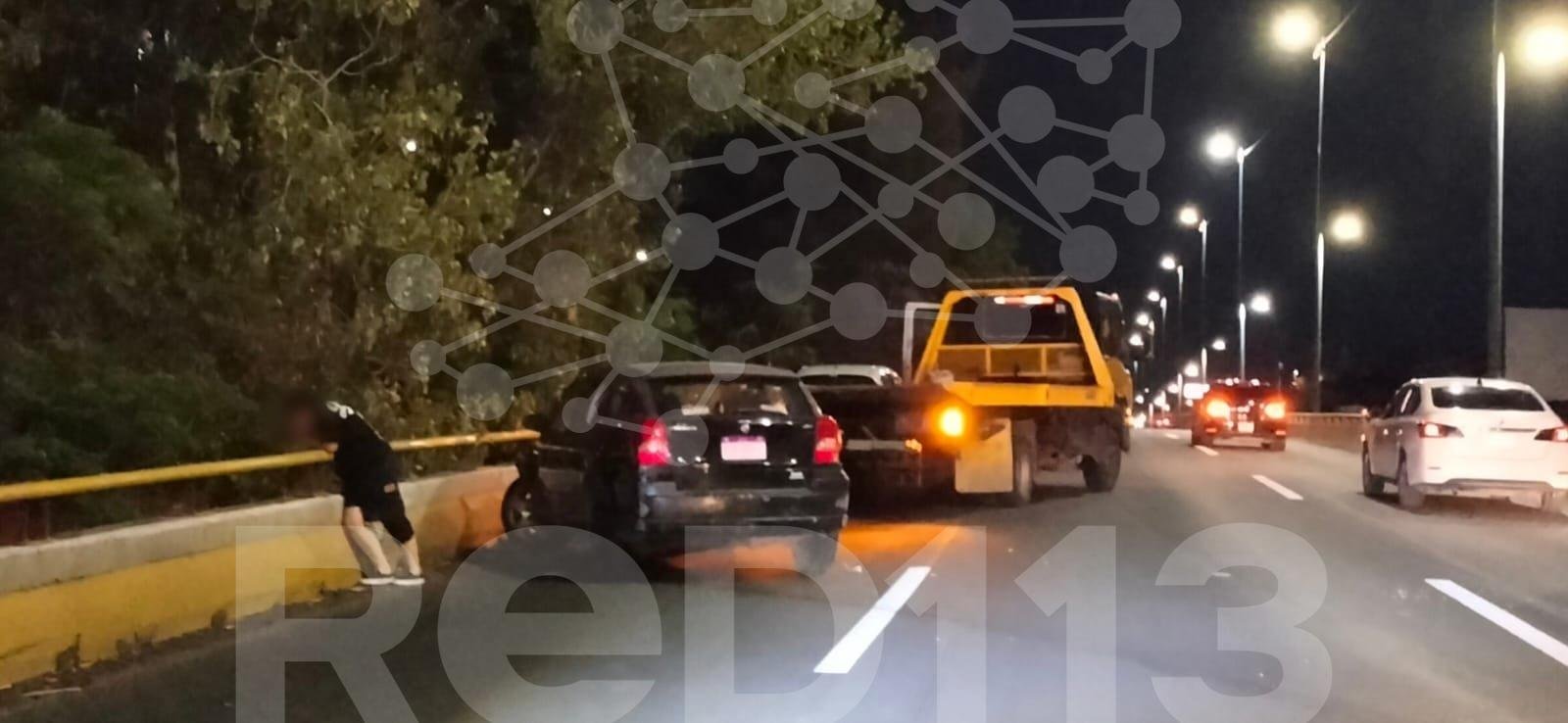 Auto choca contra barrera de protección del Libramiento Norte de Morelia