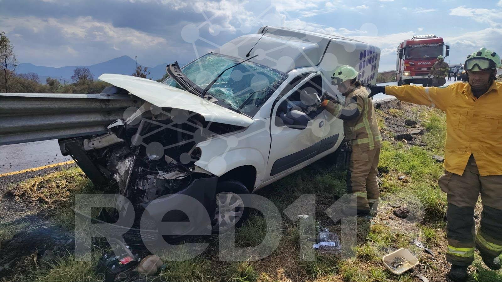 Camioneta choca contra barrera metálica en la Morelia-Pátzcuaro