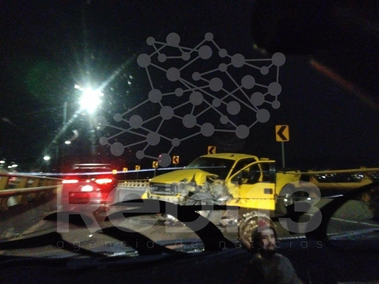 Camioneta se estrella contra barandal de protección de puente elevado, al norte de Morelia