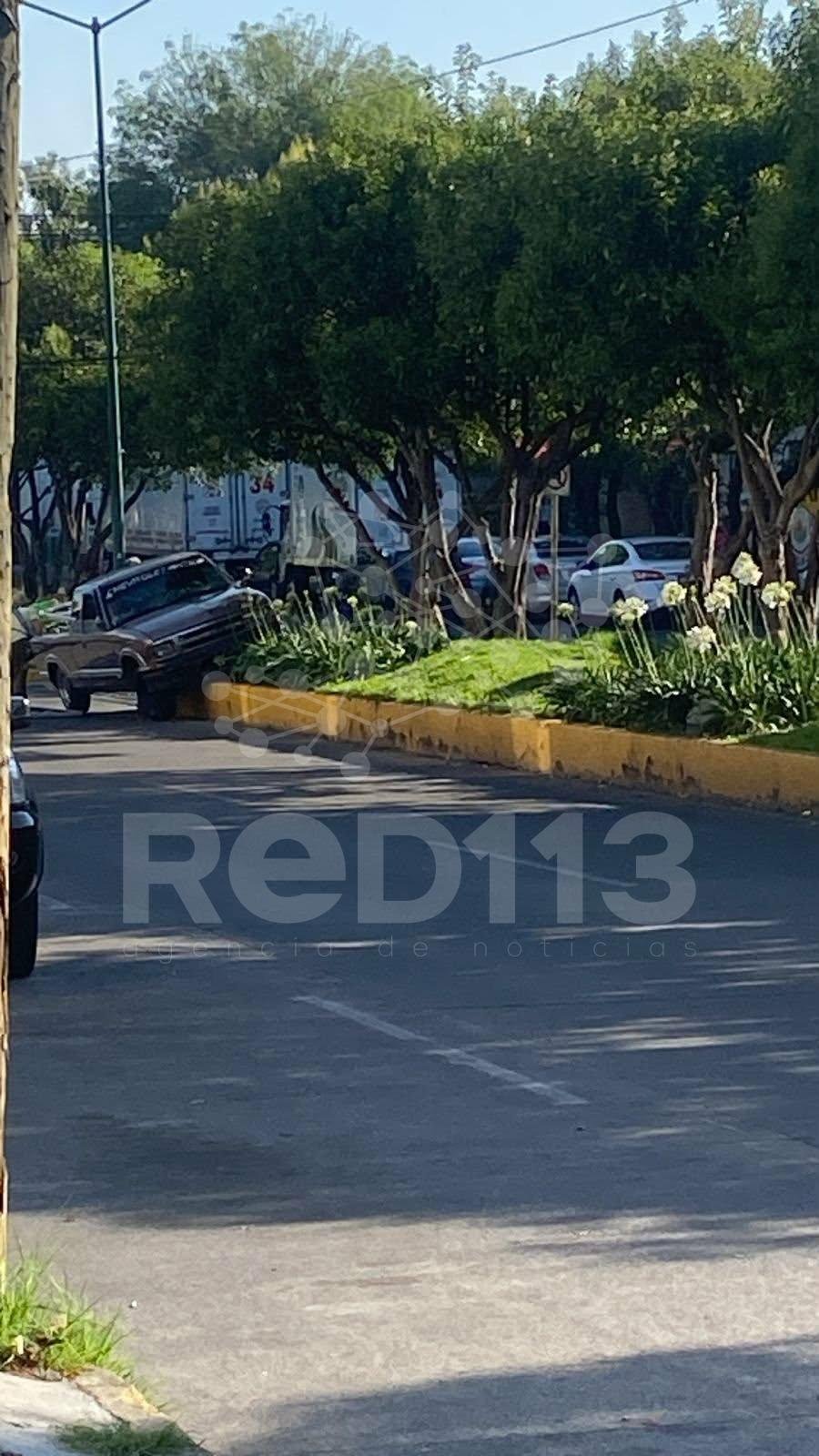 Camioneta termina accidentada sobre un camellón tras ser chocada por otro vehículo, al sur de Morelia