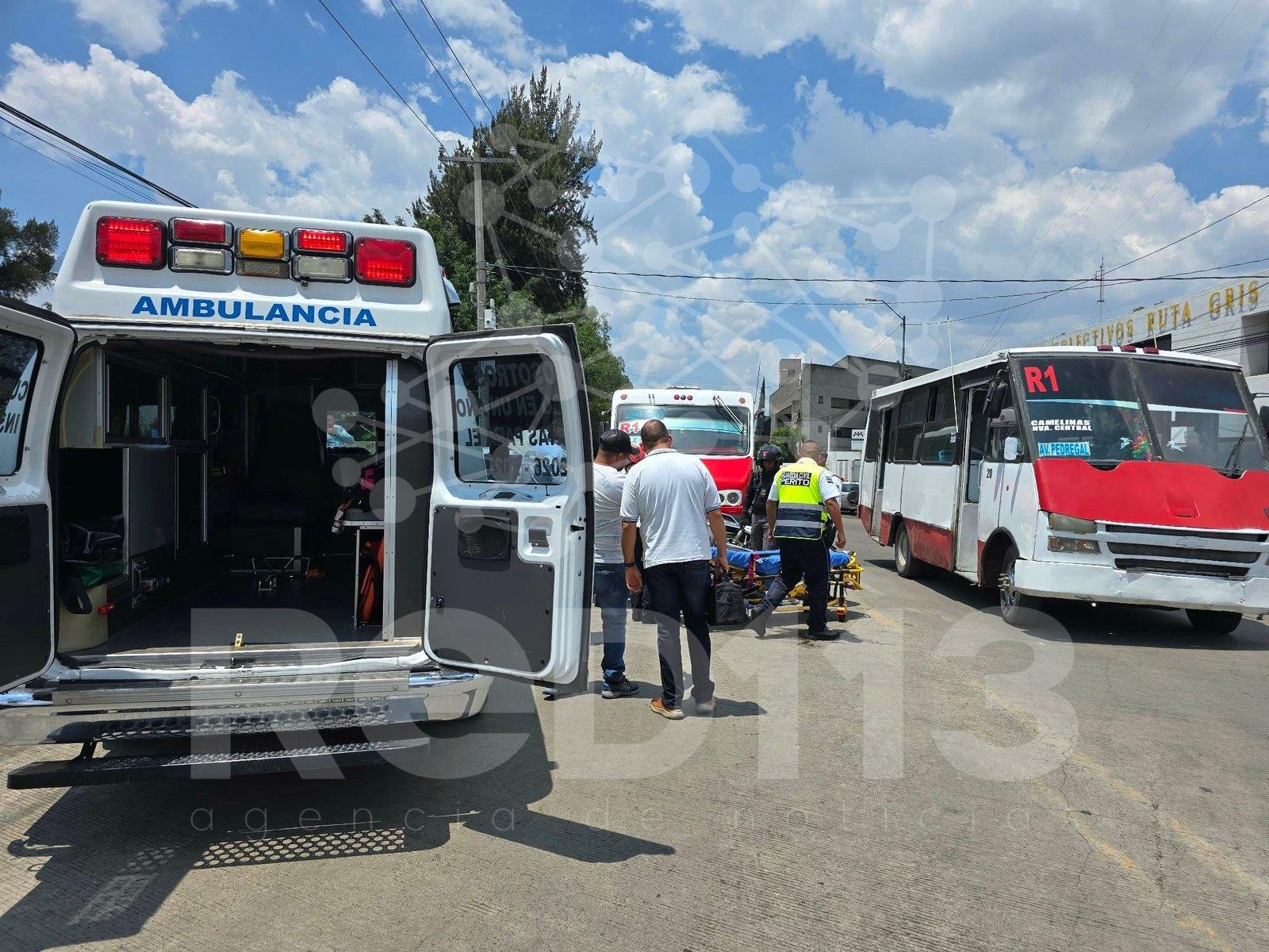 Choque entre camión y moto deja a mujer herida en avenida Siervo de la Nación, Morelia