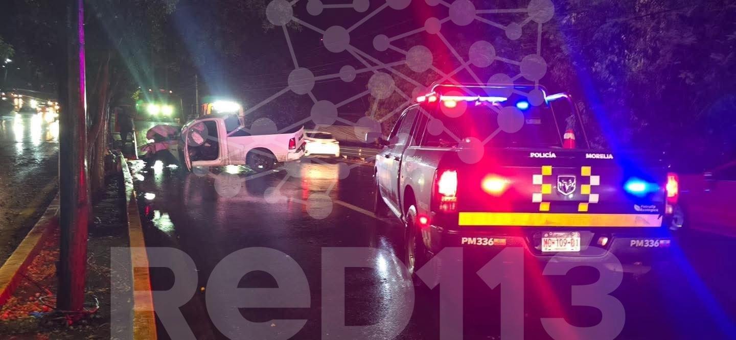 Colapsa letrero sobre vehículos en avenida Michoacán y se registra choque en el Libramiento Sur de Morelia