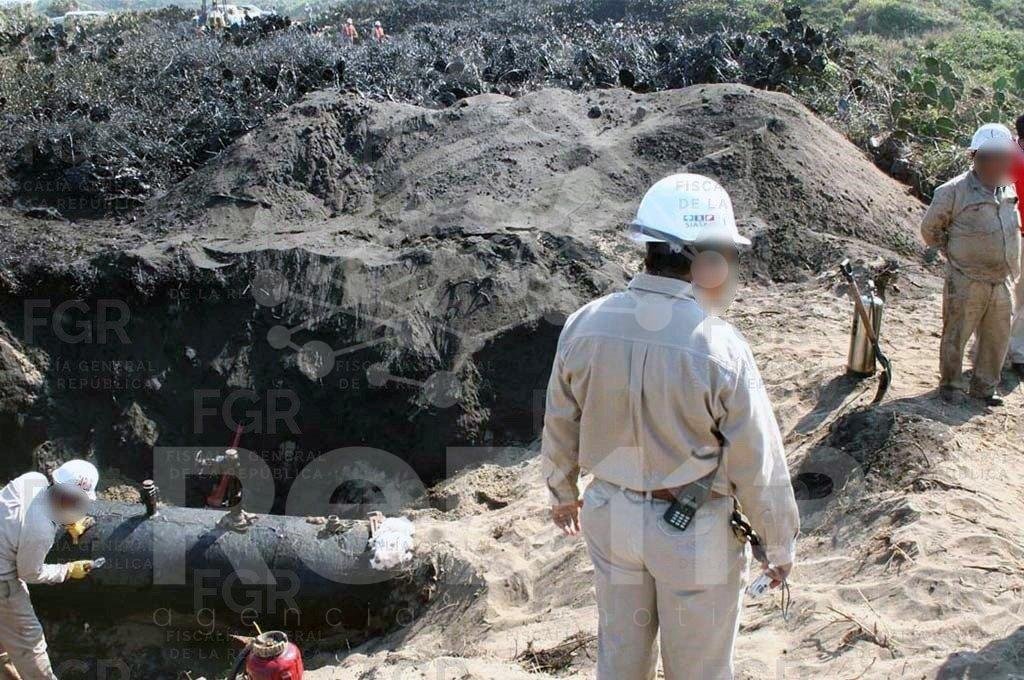 FGR localiza e inhabilita dos tomas clandestinas en ducto de Pemex en Cuitzeo