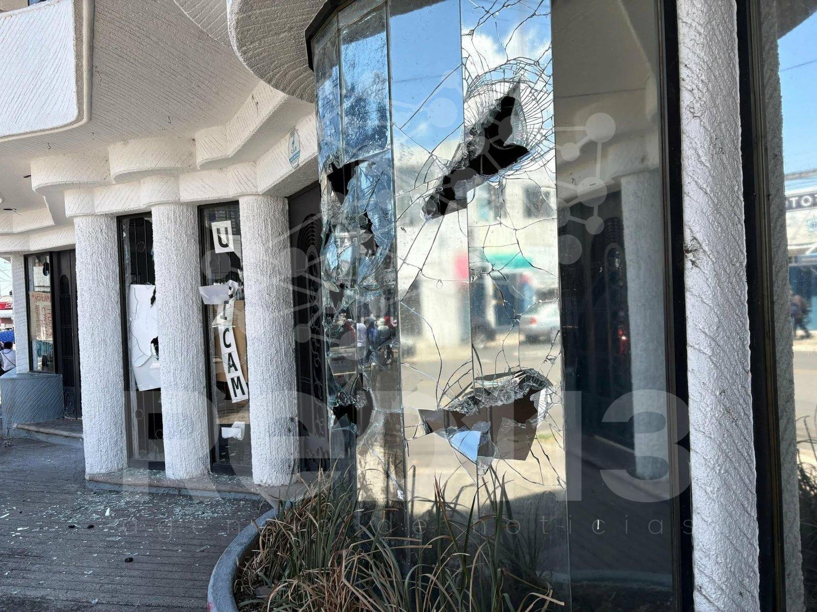 Manifestantes de Arantepacua causan destrozos e incendian vehículos en Morelia