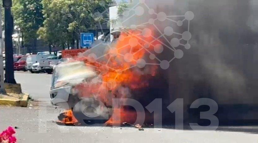 Manifestantes de Arantepacua queman camión repartidor frente a la FGE