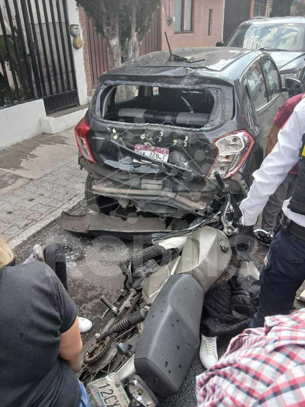 Motocicleta choca contra auto estacionado en la colonia moreliana Eduardo Ruíz; hay 2 heridos