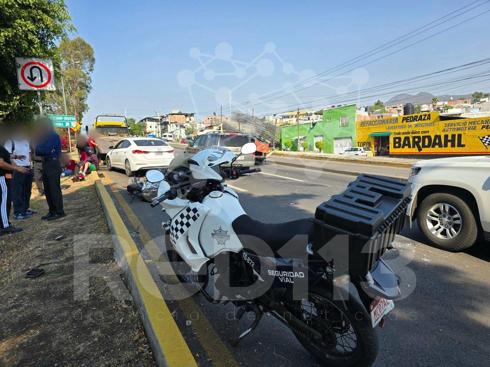 Motociclista resulta herido tras chocar contra auto en el Libramiento Poniente de Morelia