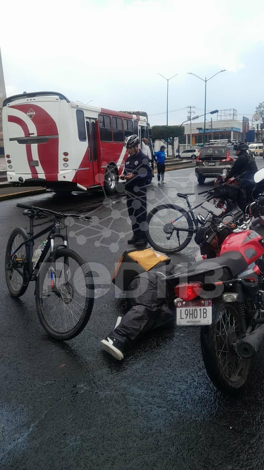 Motorepartidora queda herida tras ser impactada por camión en la Madero Poniente de Morelia