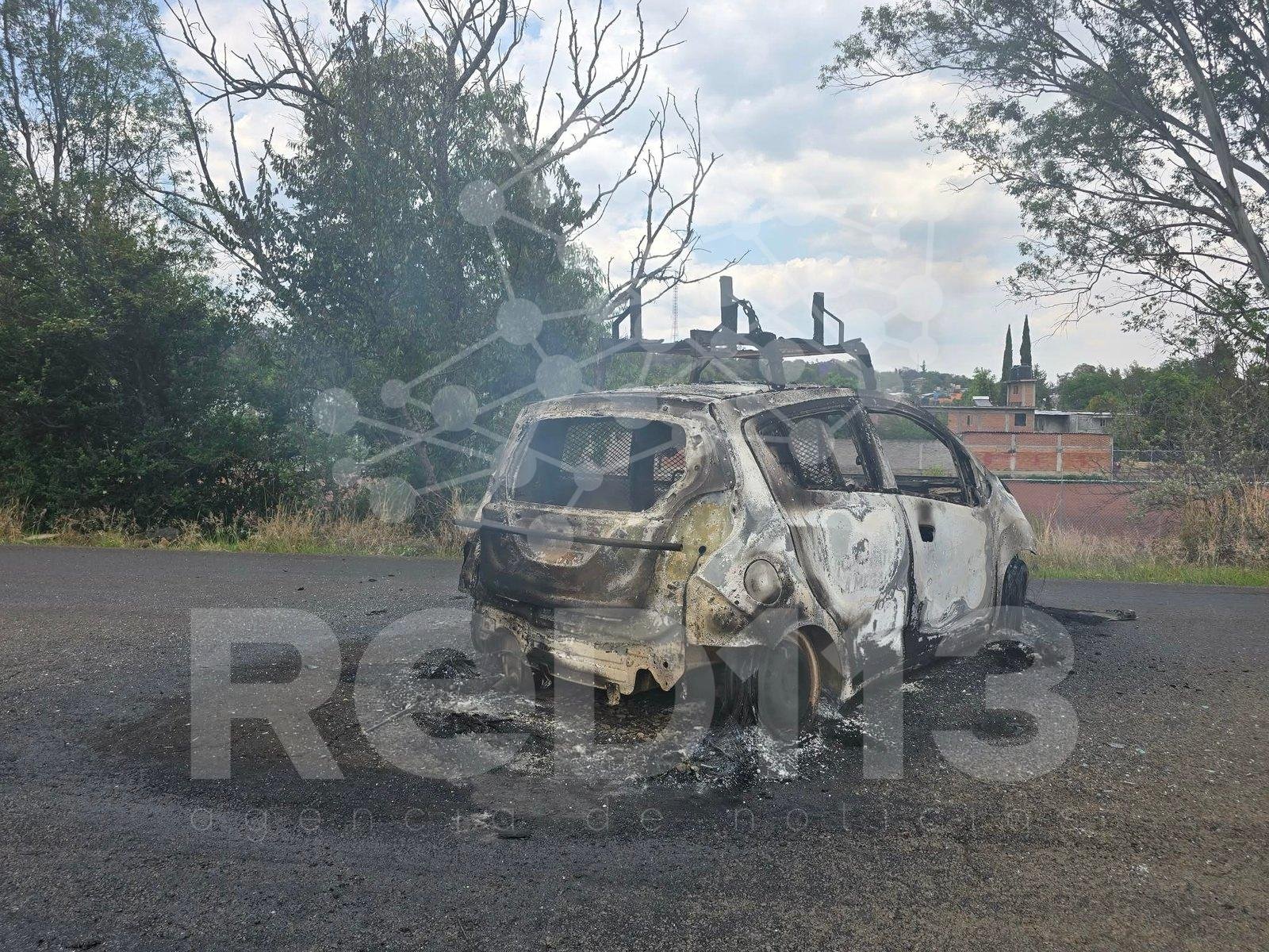 Normalistas queman tres vehículos en Tiripetío