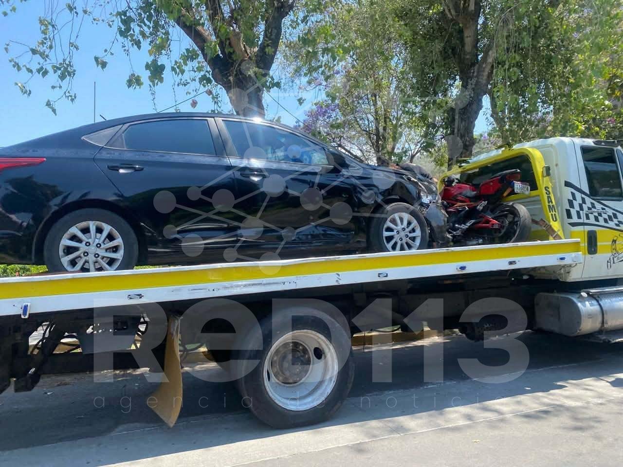 Se registra choque de motos y auto en la avenida Camelinas, Morelia