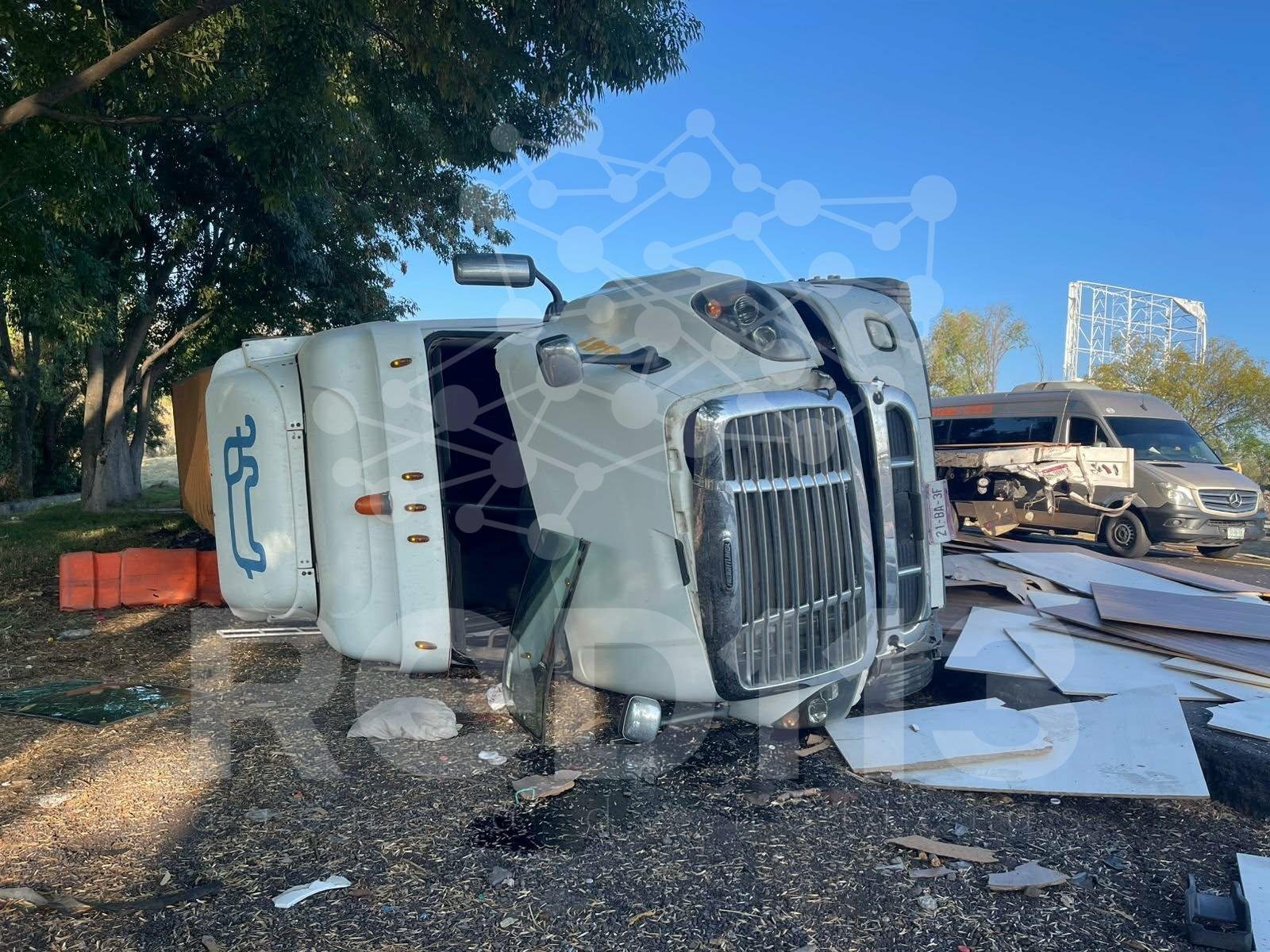 Choque entre tres tractocamiones deja dos heridos en la México-Guadalajara