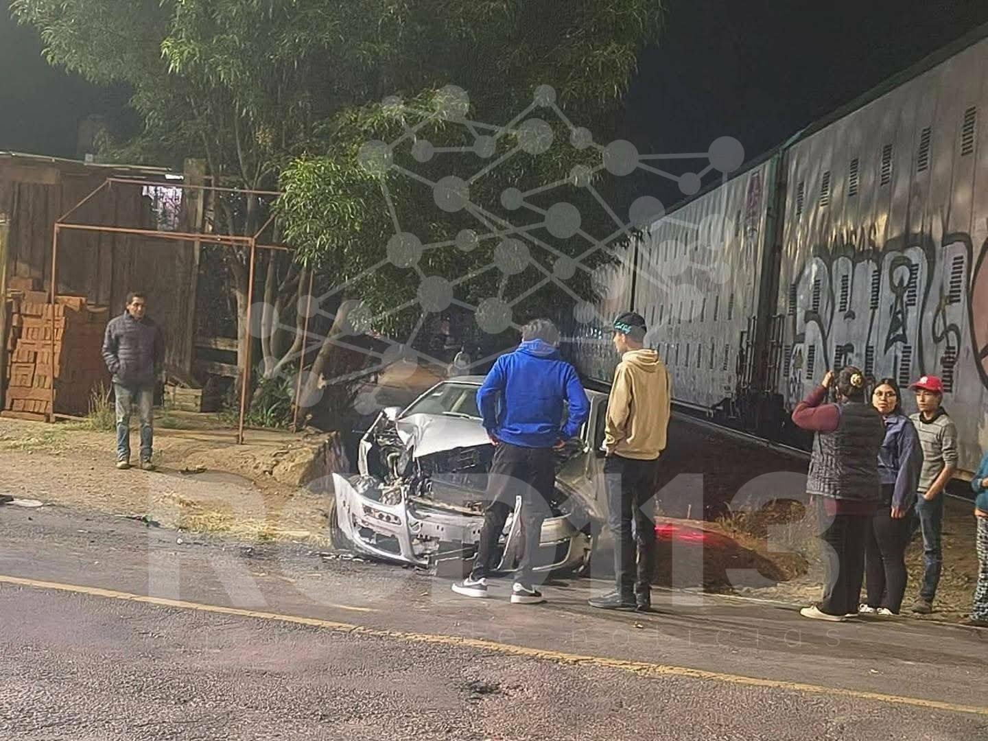 Auto es impactado por el tren en Tzurumútaro, Pátzcuaro