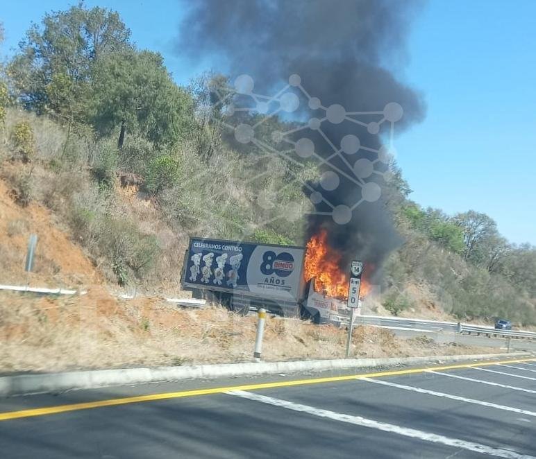 Vehículo de empresa Bimbo es incendiado en la Siglo XXI