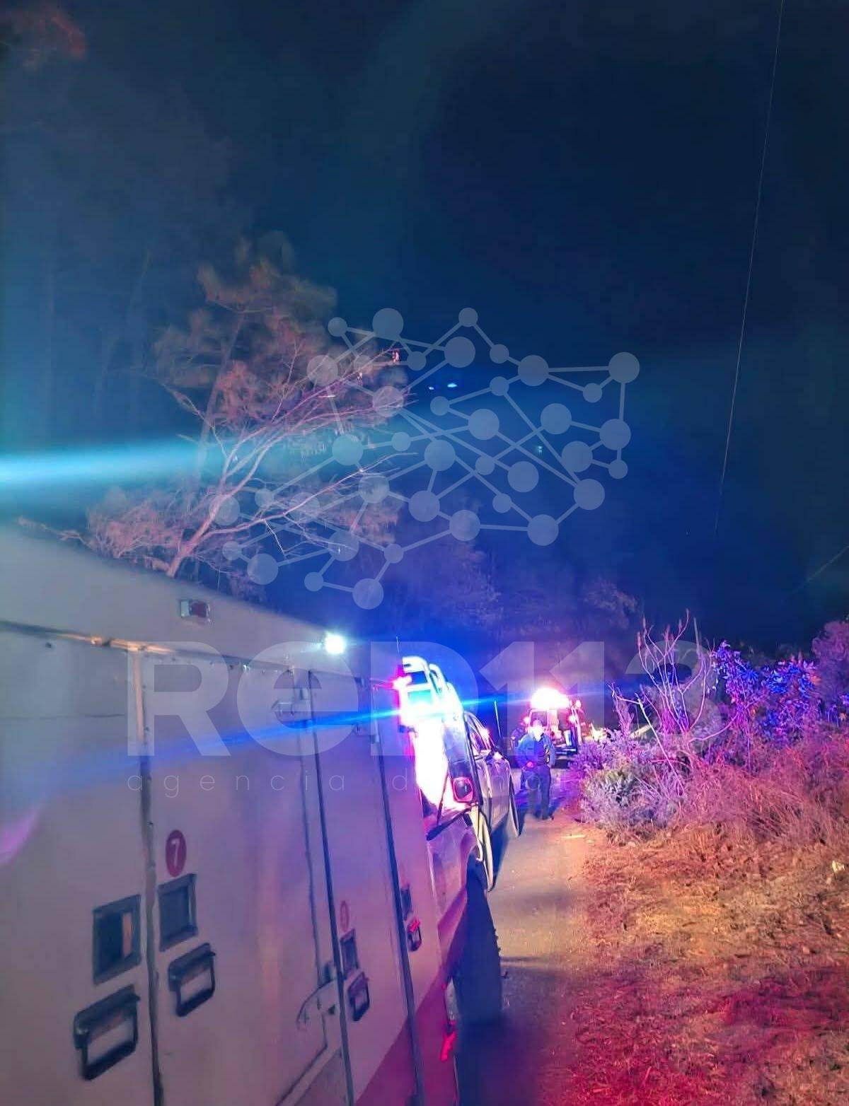 Paramédicos rescatan a motociclista que se fue a un barranco, en Tacámbaro