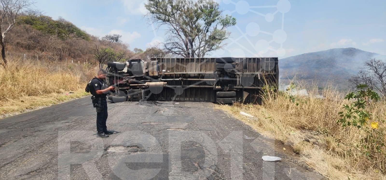 Trasportista resulta herido al volcar su camión en Tangamandapio
