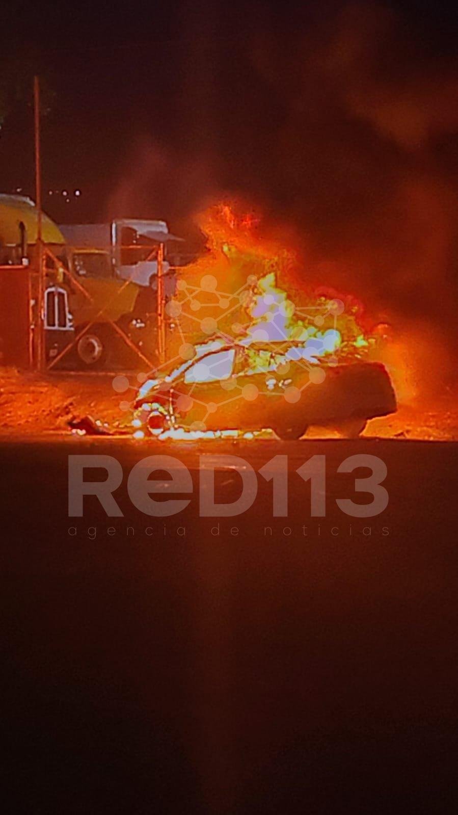 Arde automóvil a la orilla de la Morelia-Salamanca