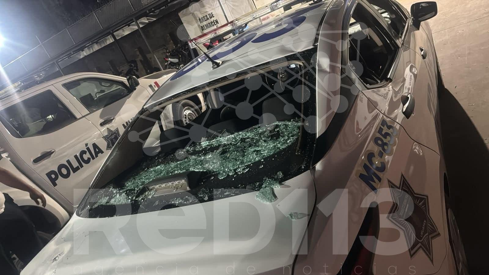 Agreden con palos y piedras a elementos de Tránsito Municipal y vandalizan patrulla, en Uruapan