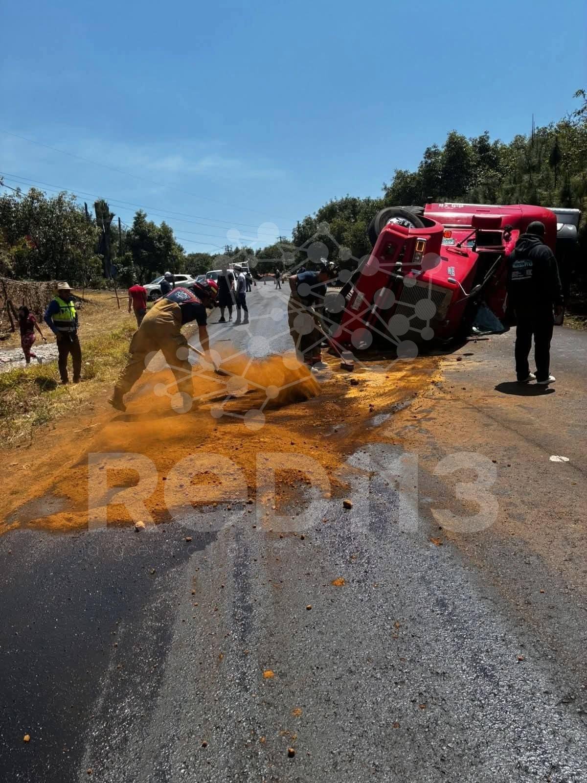 Volcadura de tráiler deja dos lesionados, sobre la carretera «libre» Uruapan-Lombardía