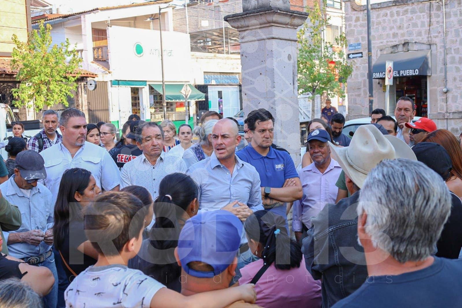 Adolfo Torres atiende a usuarios de Santa María pese a intento de sabotaje