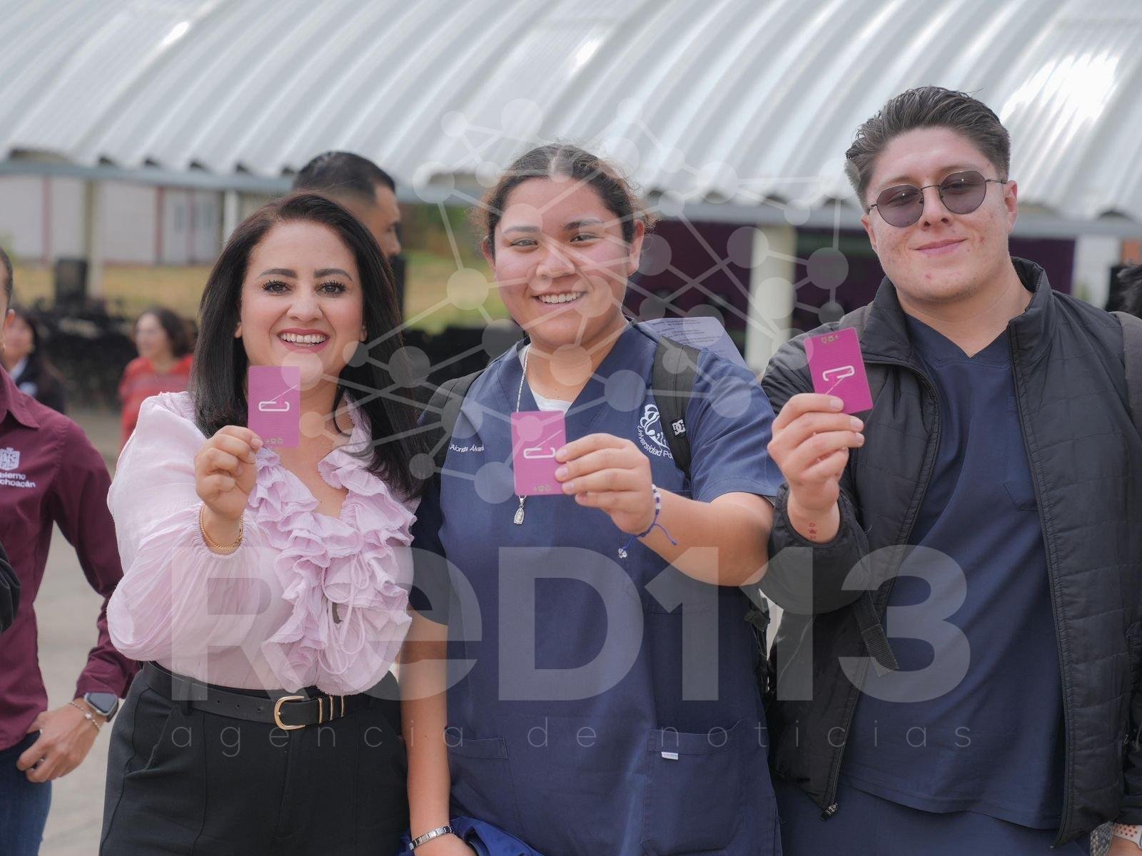 Gladyz Butanda entrega tarjetas del teleférico a estudiantes de Uruapan