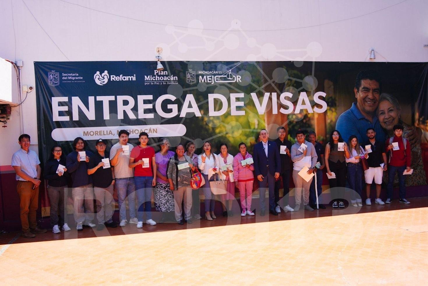 Semigrante entrega visas a estudiantes que competirán en mundial de robótica