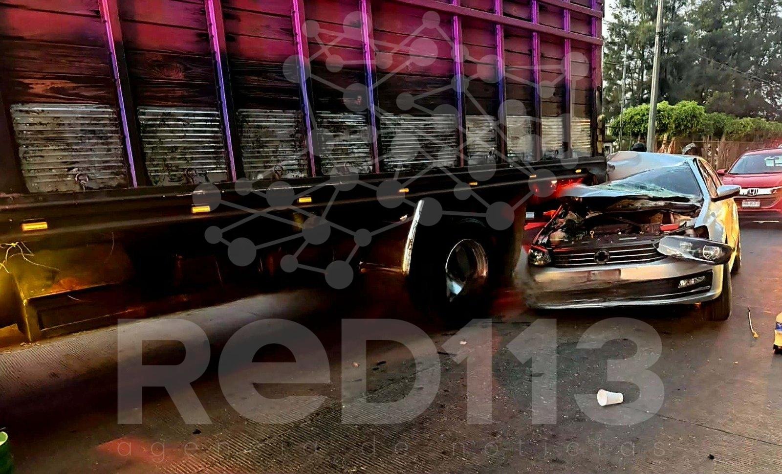 Auto impacta contra retaguardia de camión de carga; hay dos heridos