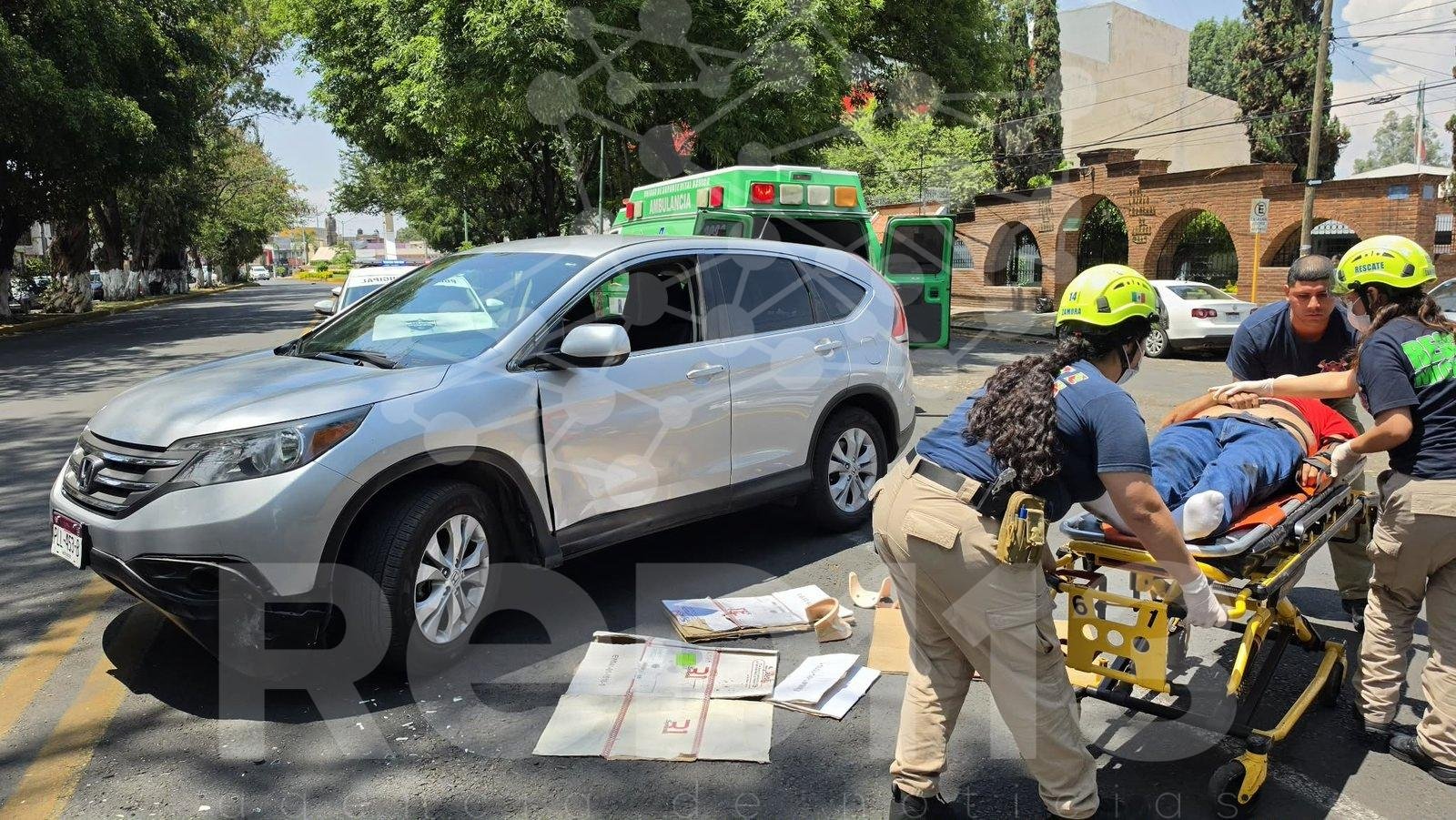 Camioneta embiste a motociclista y huye, en Zamora