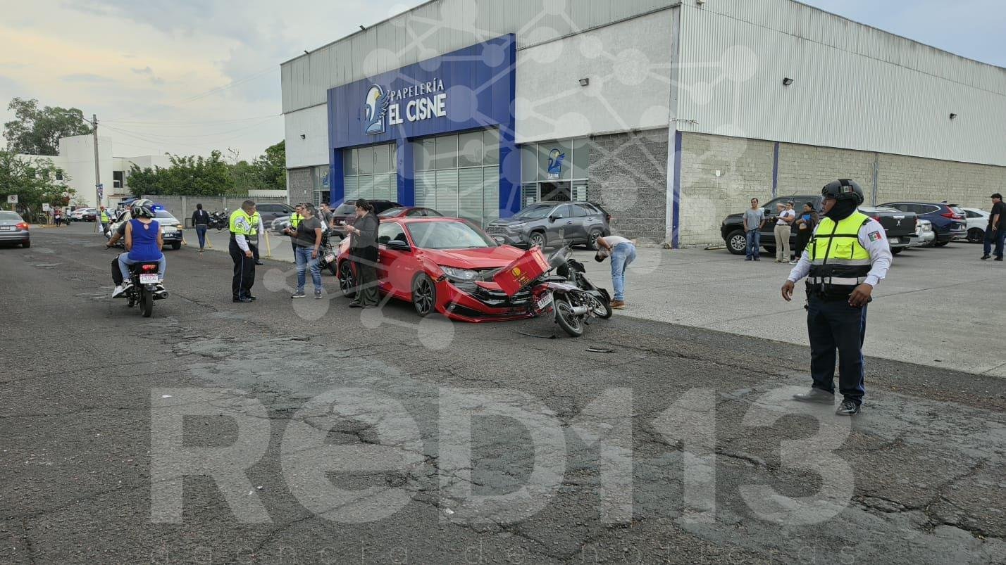 Moto repartidor resulta herido en choque contra auto, en Zamora