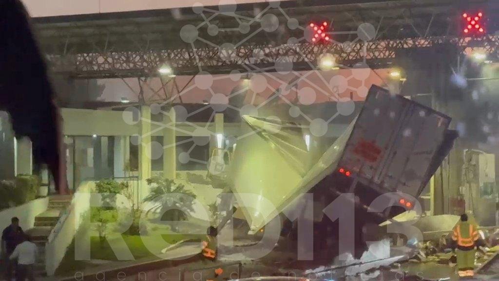 Siete heridos y varios daños materiales deja el accidente de tráiler en la caseta Zinapécuaro