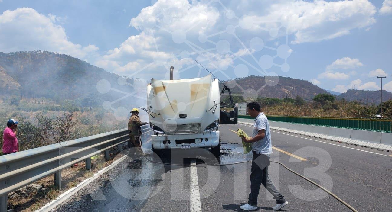 Arde tráiler sobre la autopista Siglo XXI; no se reportan víctimas
