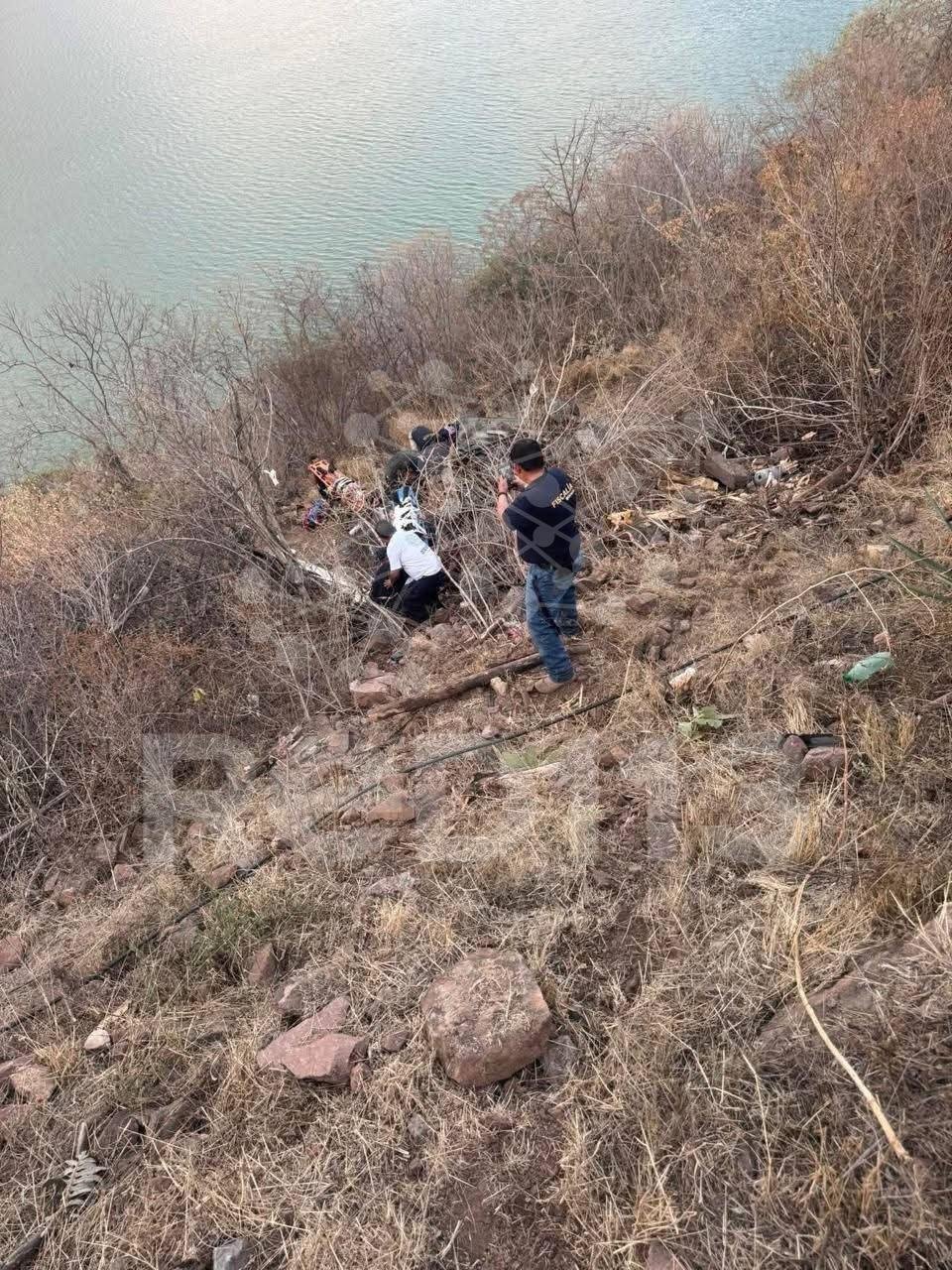 Camioneta se va a un barranco en Zitácuaro; hay un muerto y 8 lesionados