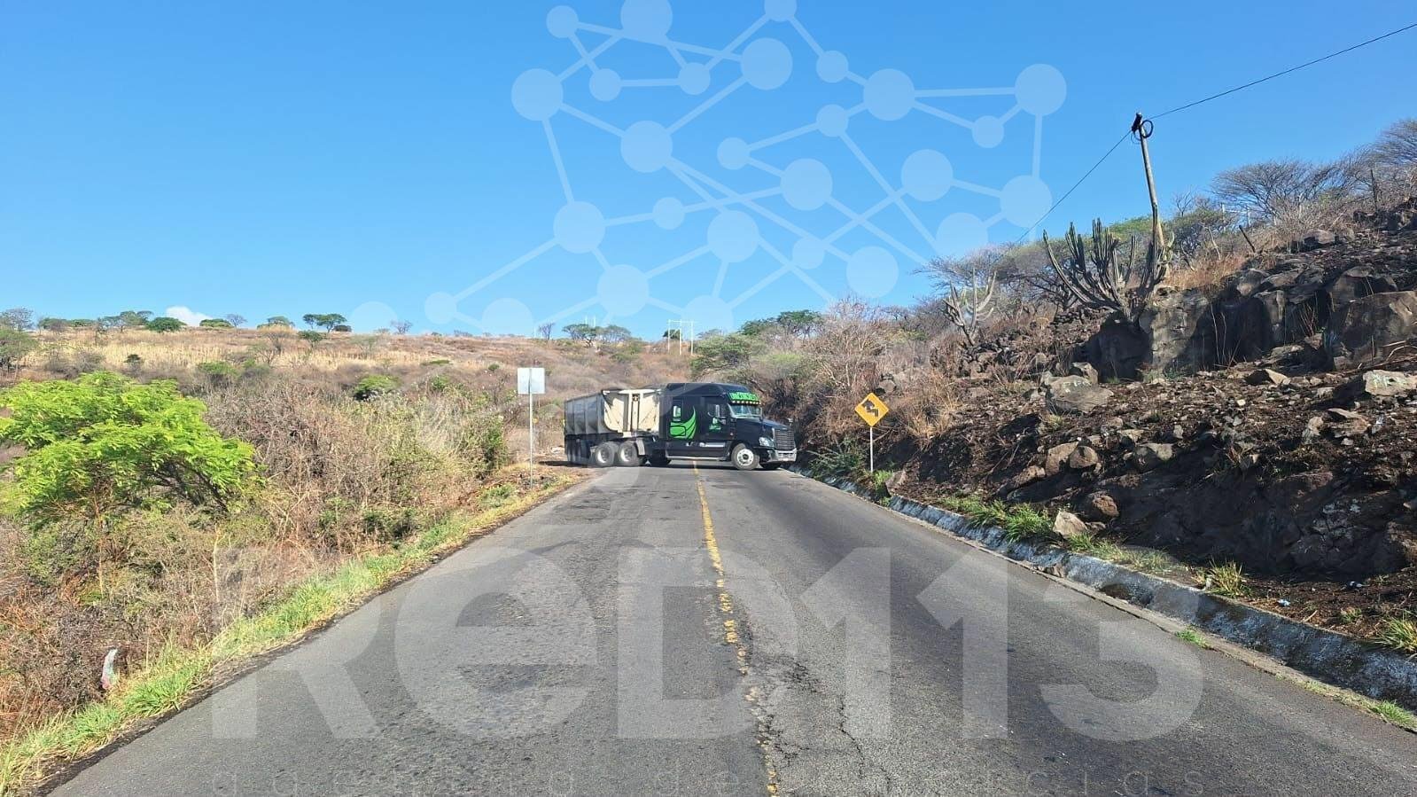 Reportan enfrentamientos armados y bloqueos carreteros en Cotija; despliegan operativo de seguridad
