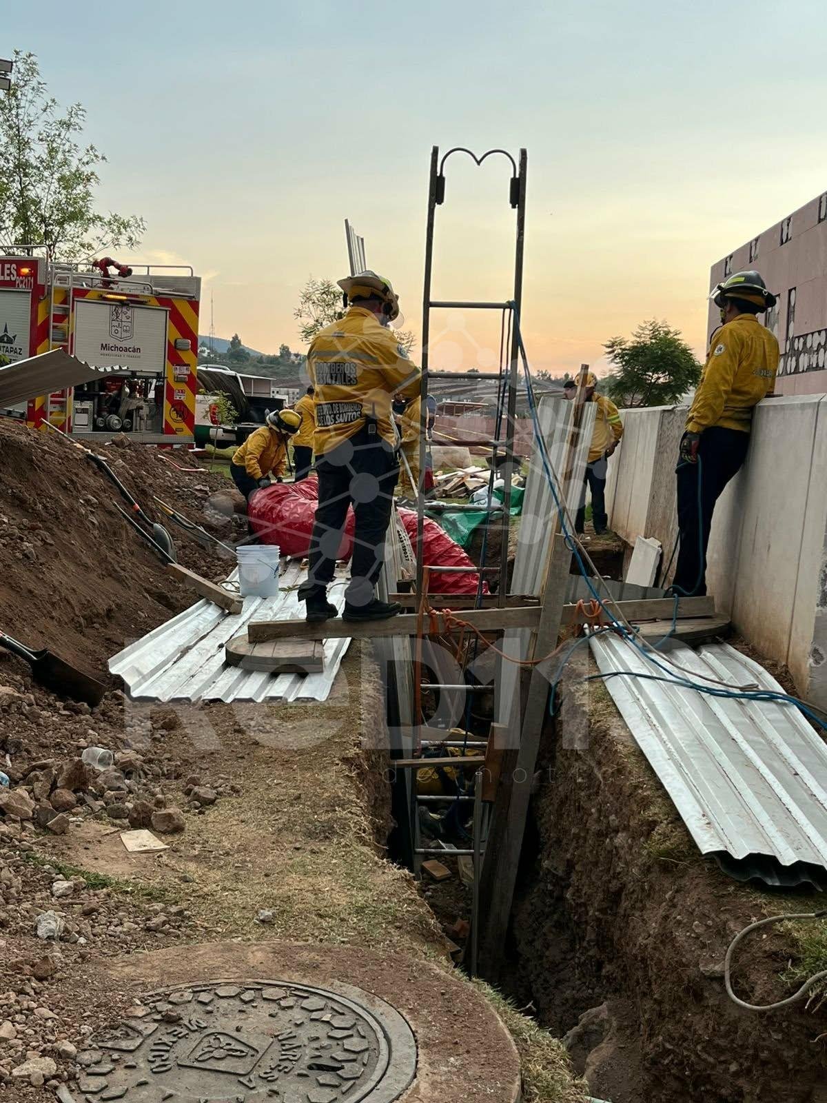 Bomberos de la CEPCM rescatan a obrero parcialmente sepultado en una zanja de las instalaciones del IMSS Charo