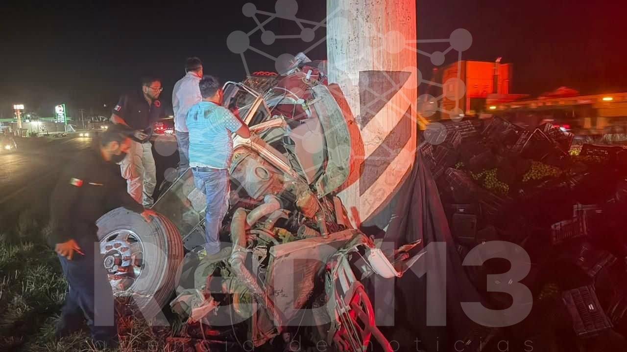Camión limonero choca contra base de puente en la Morelia-Pátzcuaro; hay un muerto y un herido
