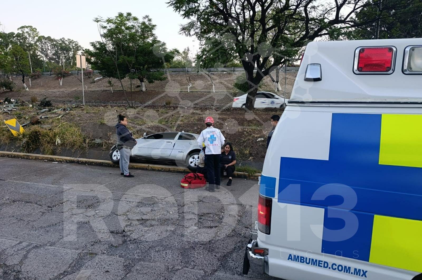 Conductora resulta con algunas lesiones tras volcadura registrada cerca del Tec de Morelia