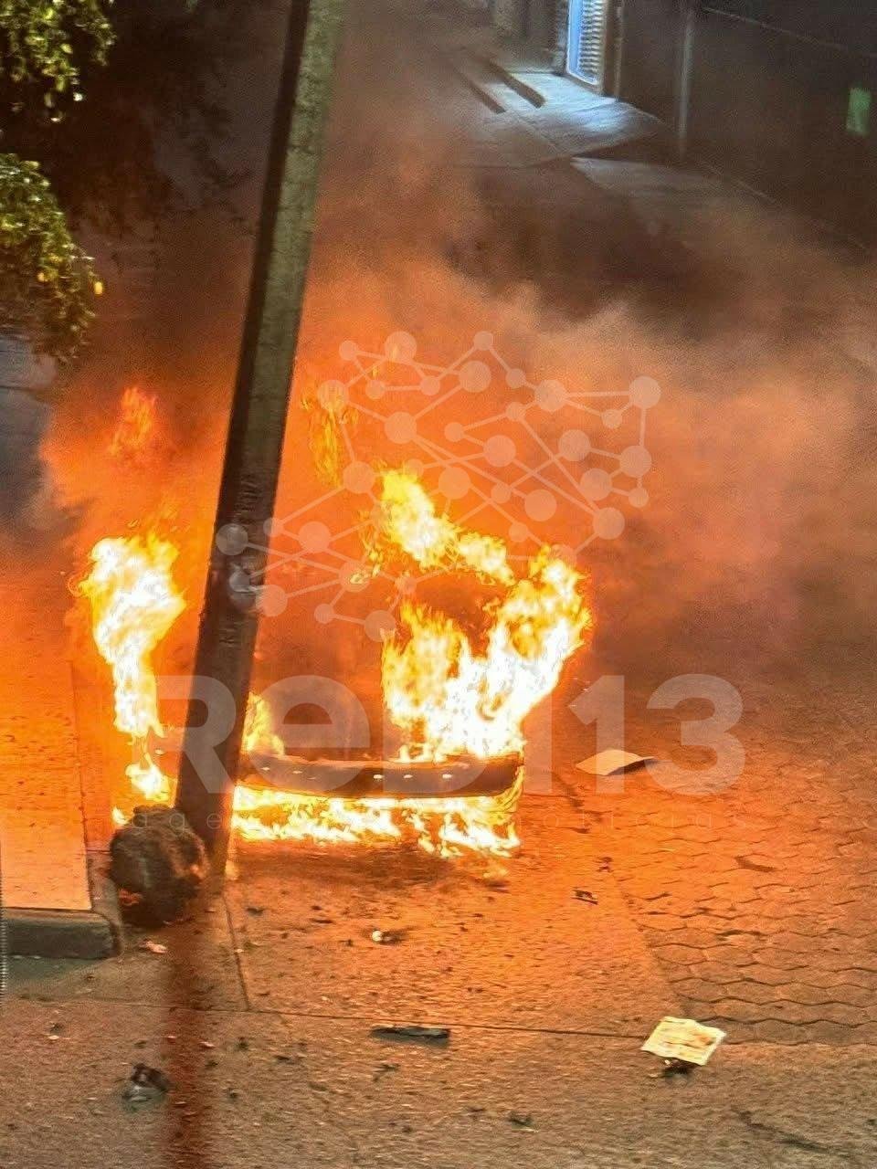 Delincuentes incendian camioneta en la colonia San Juan Evangelista, de Uruapan