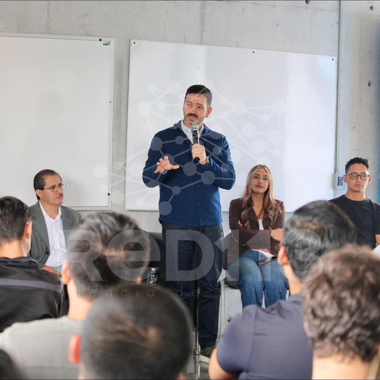 Yankel Benítez sostiene diálogo con jóvenes universitarios