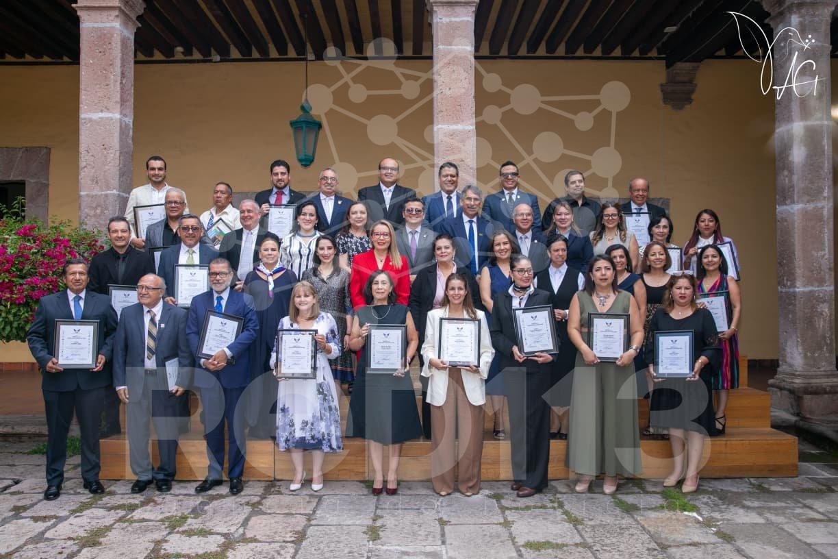 EL NICOLAITA JORGE ÁLVAREZ BANDERAS RECIBIÓ DE MANOS DE YARABÍ ÁVILA EL RECONOCIMIENTO AL MÉRITO A LA EXCELENCIA EDUCATIVA DE LA RED JUNTOS POR MICHOACÁN