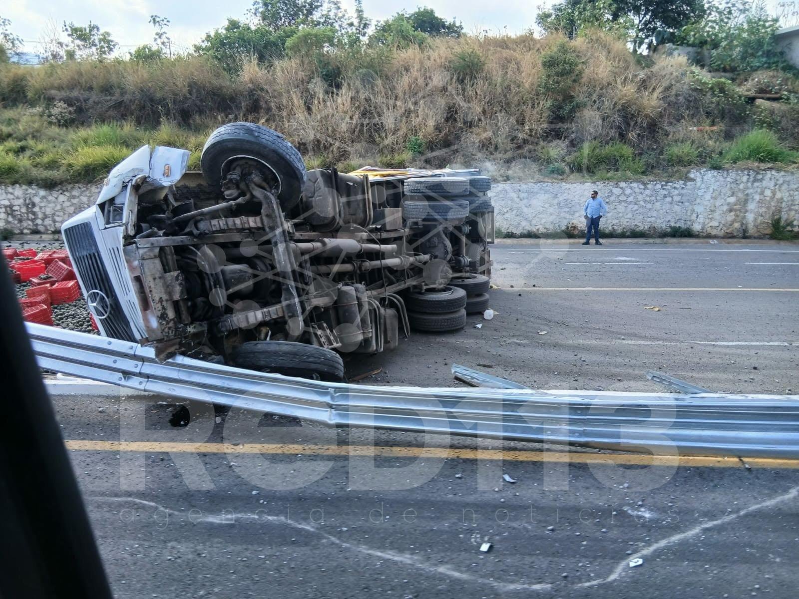 Vuelca camión aguacatero en la autopista Siglo XXI