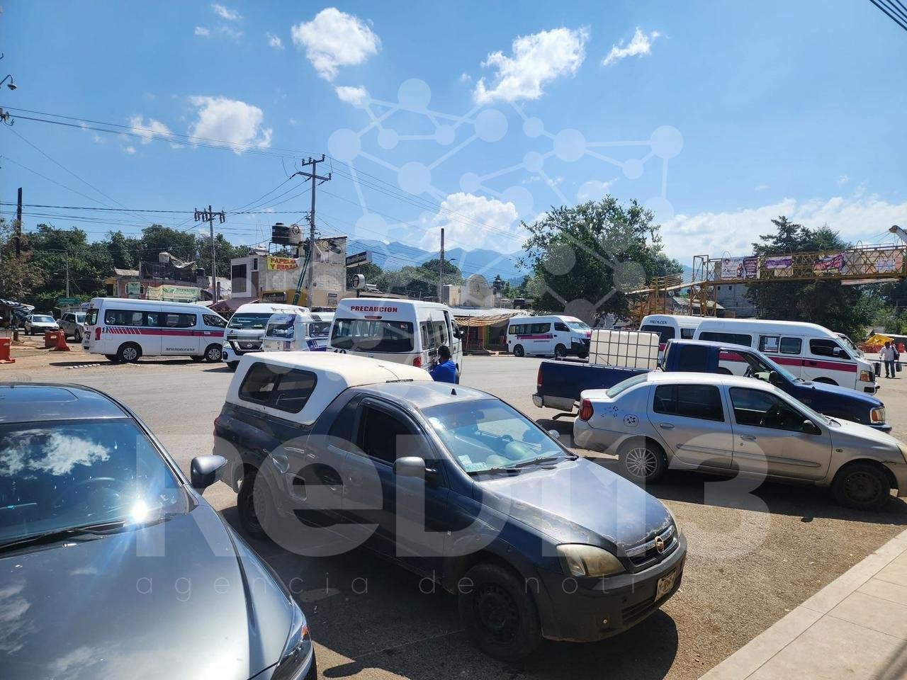 Zitácuaro sitiado por bloqueos de taxistas y cumbieros