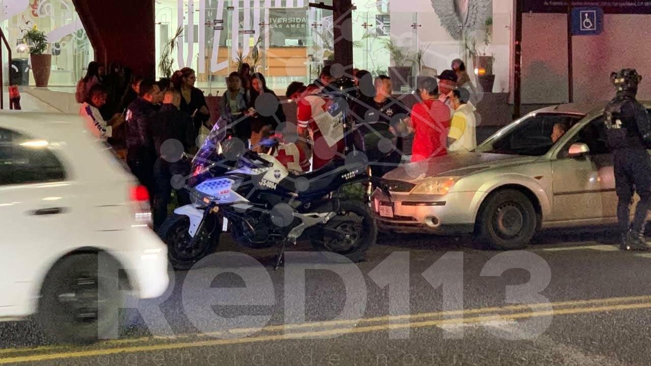 Automóvil impacta a estudiante en paso peatonal frente a la Universidad Vizcaya, al poniente de Morelia