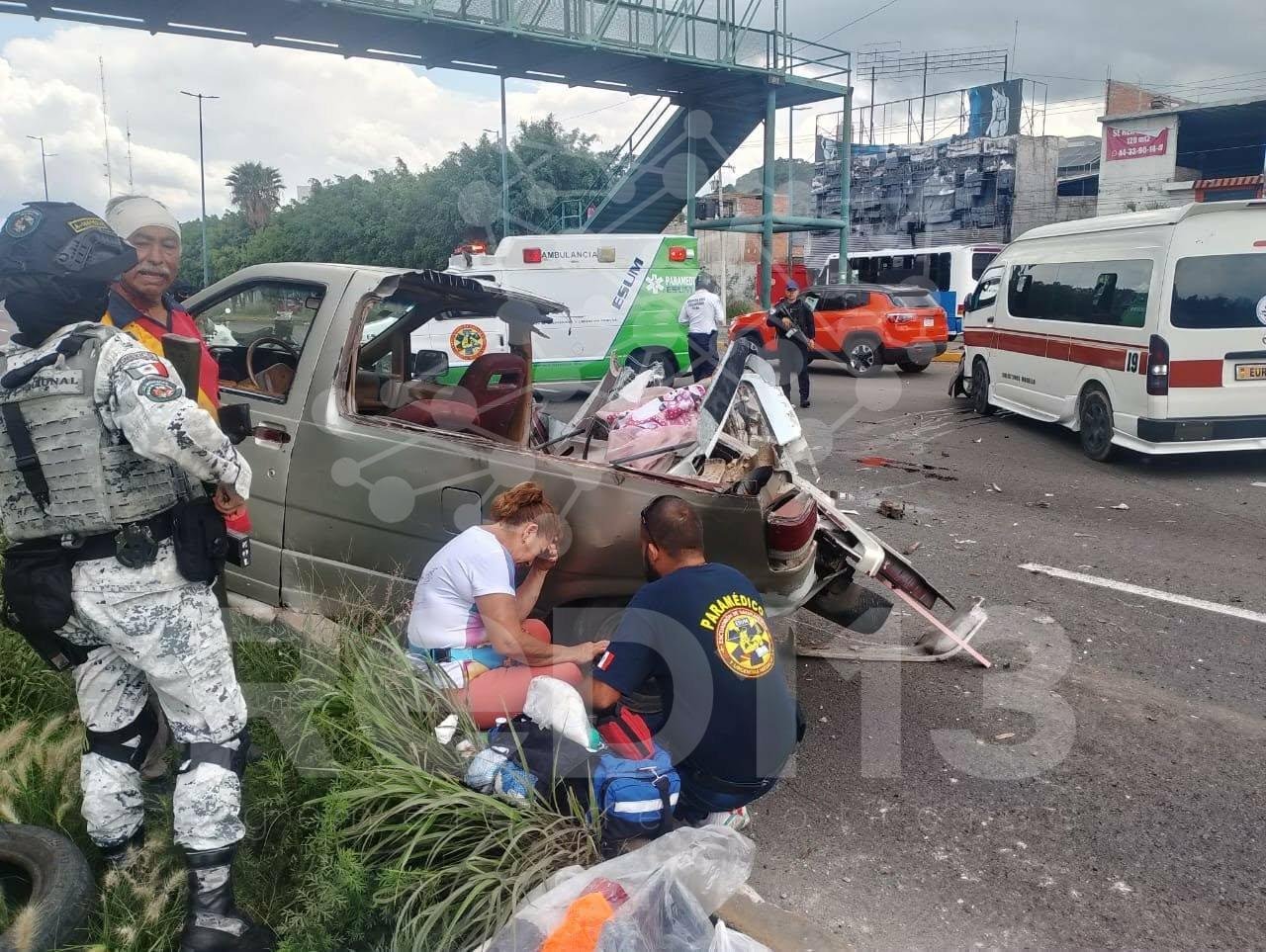 Choque entre combi y camioneta deja un lesionado frente a la TAM
