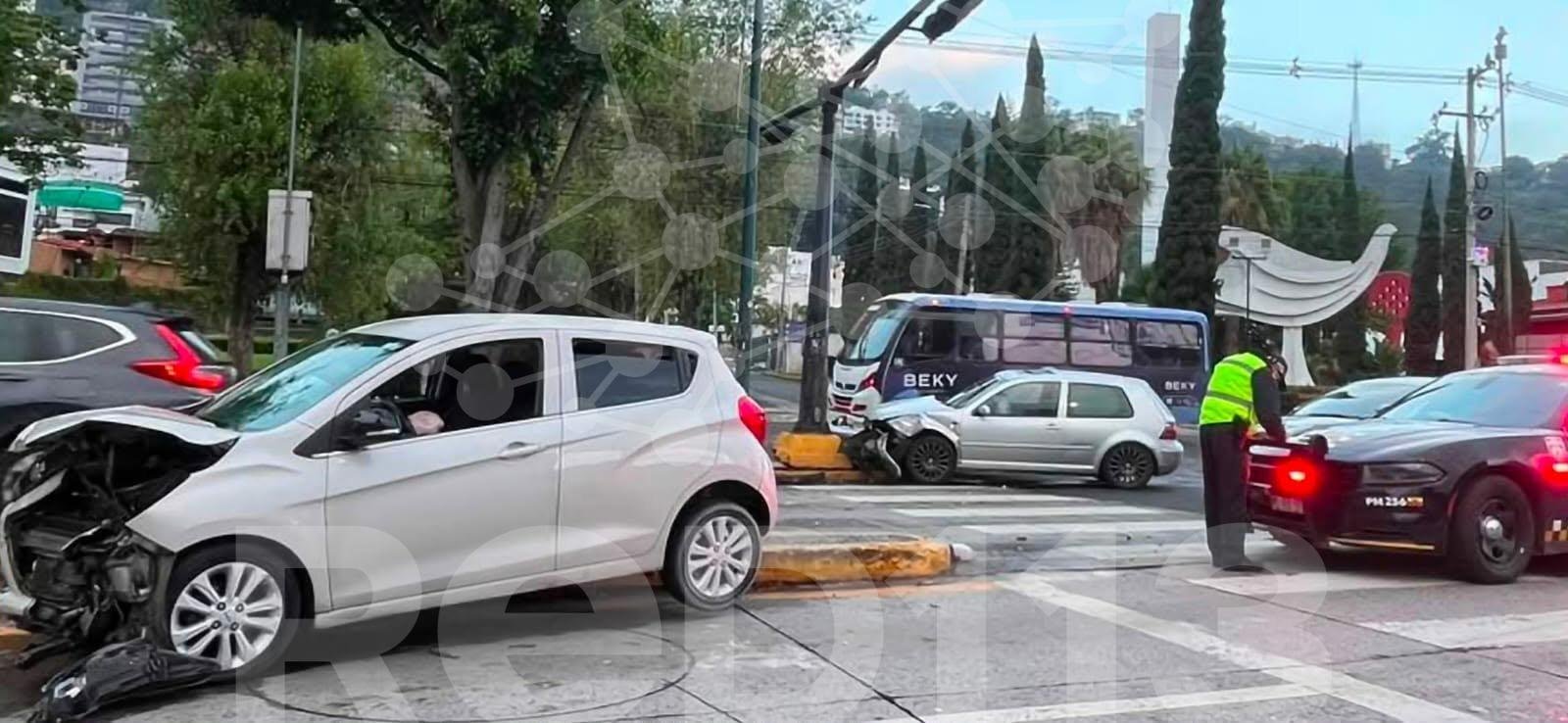 Se registra choque entre dos autos sobre avenida Camelinas, al sur de Morelia